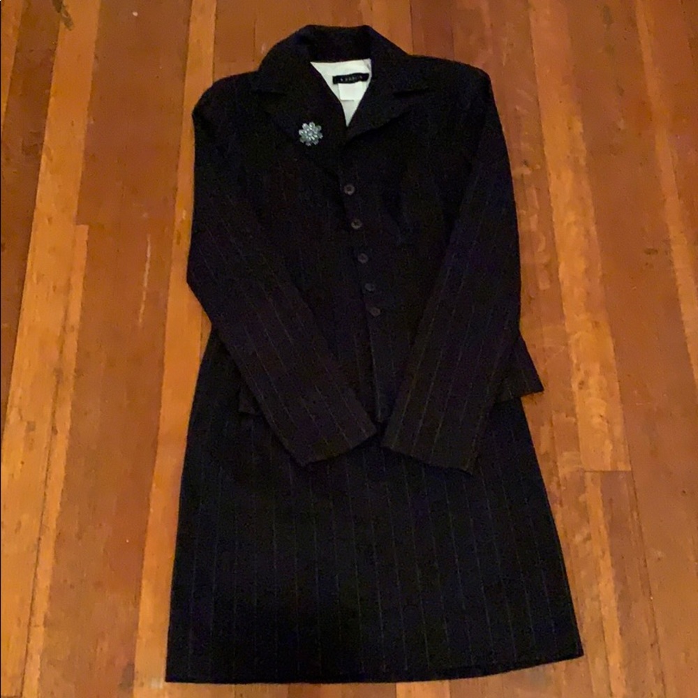 Skirt suit
